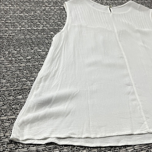 Suzy Shier | Flowy White Tank Top - Picture 9 of 9